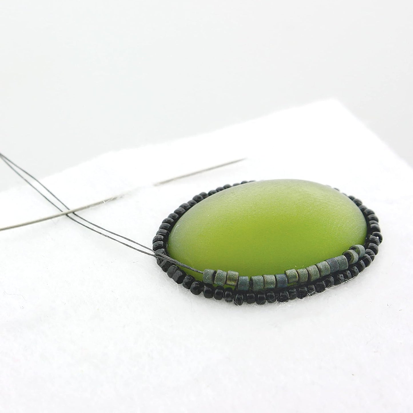 The Beadsmith Beading Foundation 鈥?8.5 x 11 inches 鈥?White Fabric 鈥?4 Sheets 鈥?Made in The USA 鈥?Stiff & Durable Material Used for Bead & Stitch Embroidery, cabochon Beading and Sewing